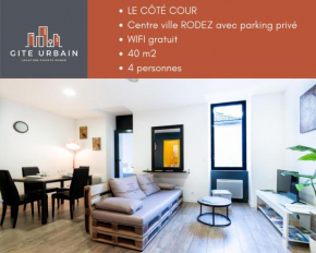 LE CÔTÉ COUR